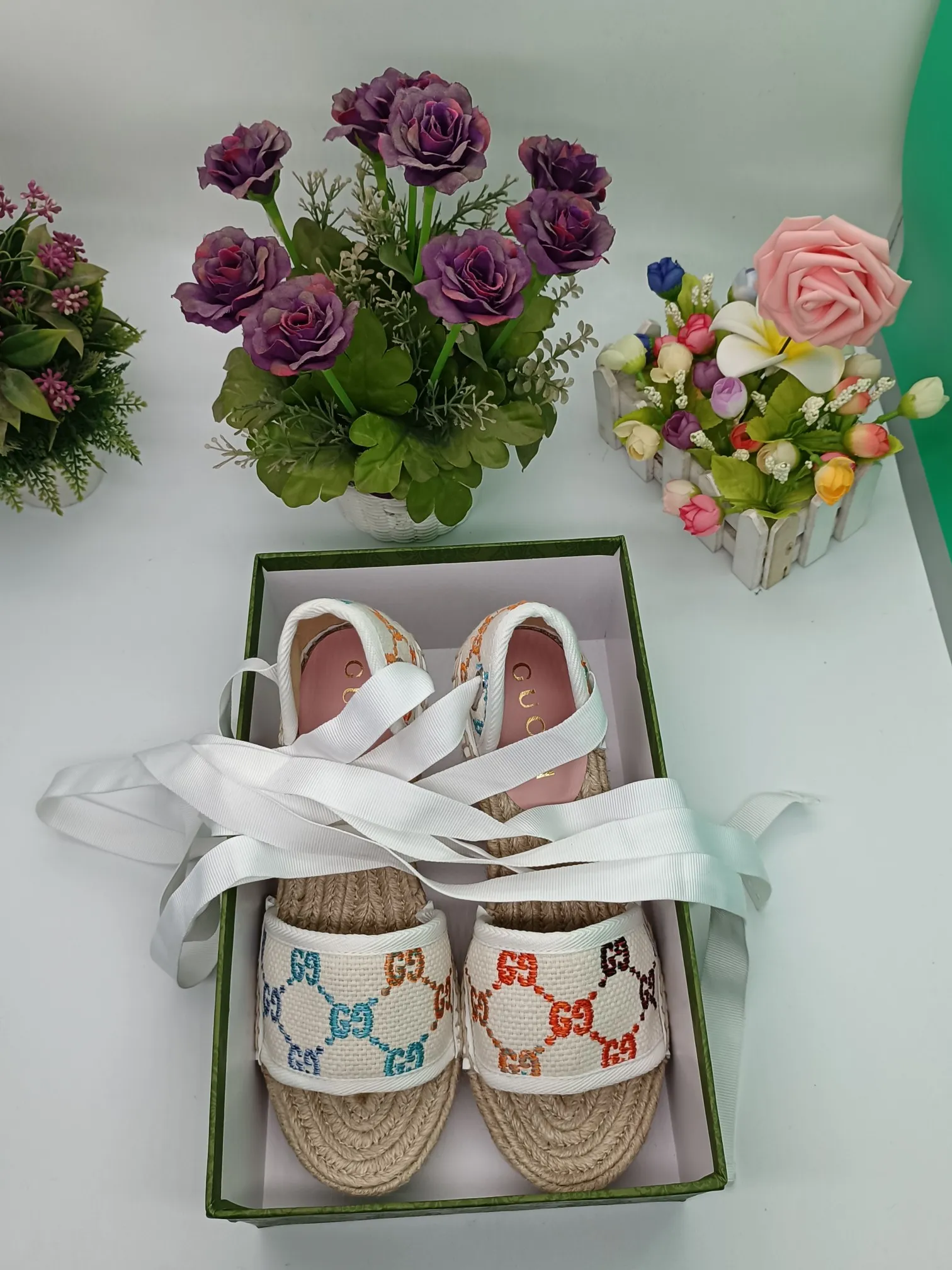 👟👟Ex-factory price 440👟👟 GUCCI wedge fisherman sandals, thick-soled straw, high-end quality, fabric: double G fabric, electric embroidery, lining: mixed sheepskin lining, yardage: 35～42, color: pure white. Dear new and old customers, the picture has been updated, please transfer the image to change. The upgraded version of the wedge heel currently has more than 40 colors. Transfer the image to sell.